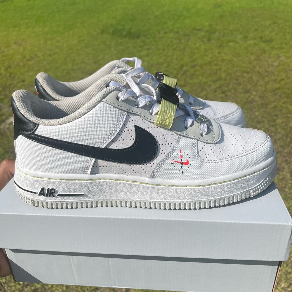 Air Forces - Picture 3 of 3